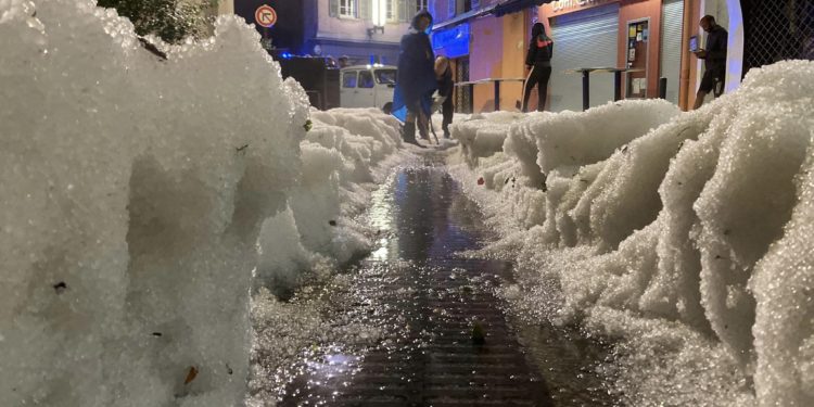 Hautes-Alpes : un impressionnant orage de grêle s’est abattu à Gap