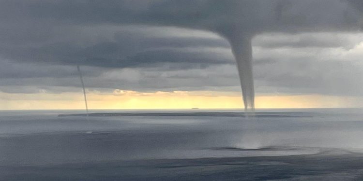 Méditerranée : deux magnifiques trombes marines aperçues au large de l&rsquo;île d&rsquo;Elbe ce dimanche