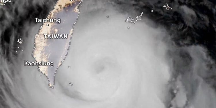 Le typhon Haikui frappe Taïwan, 2800 personnes évacuées